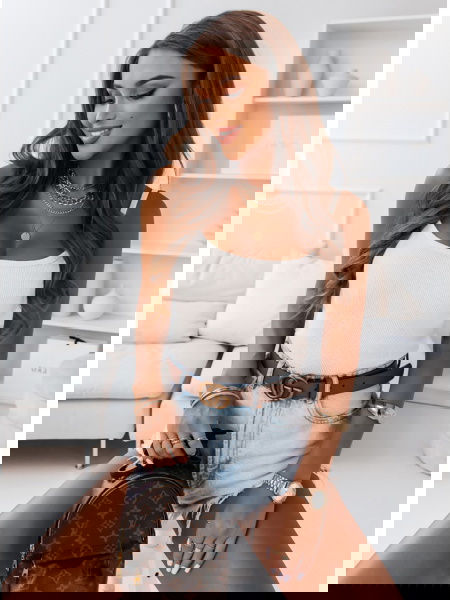 Biała prążkowana bluzka na... 2