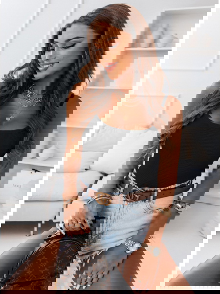 Czarna prążkowana bluzka na... 2