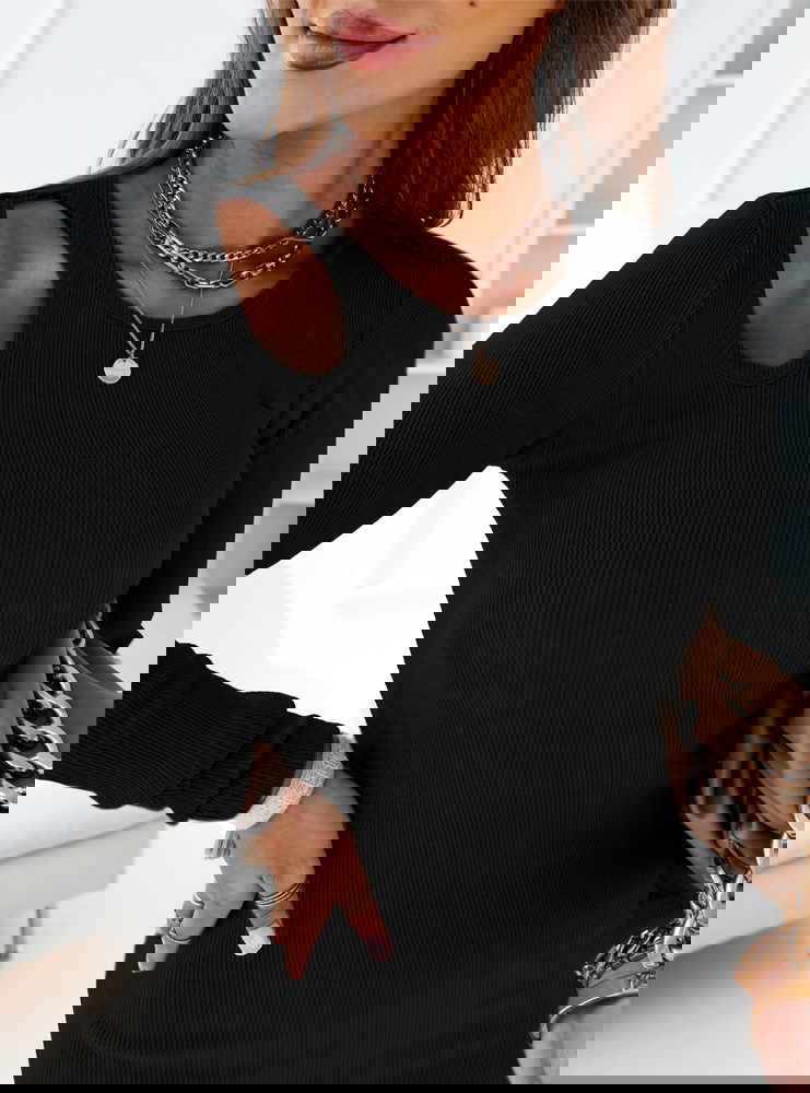 Czarna prążkowana sukienka z ozdobnym...