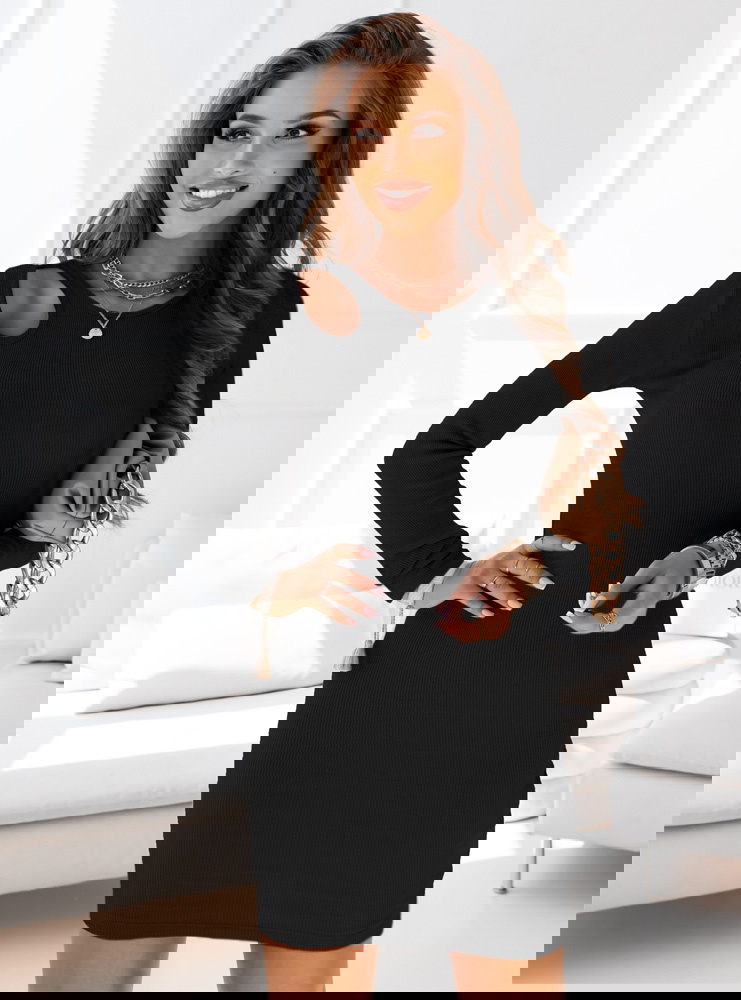 Czarna prążkowana sukienka z ozdobnym...