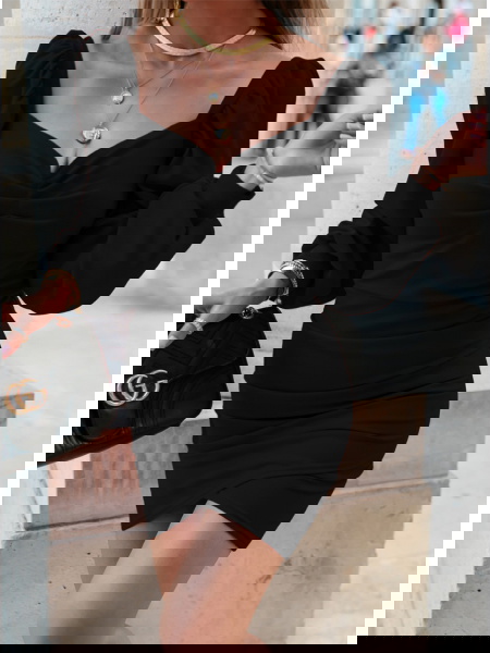 Czarna sukienka z dekoltem... 2