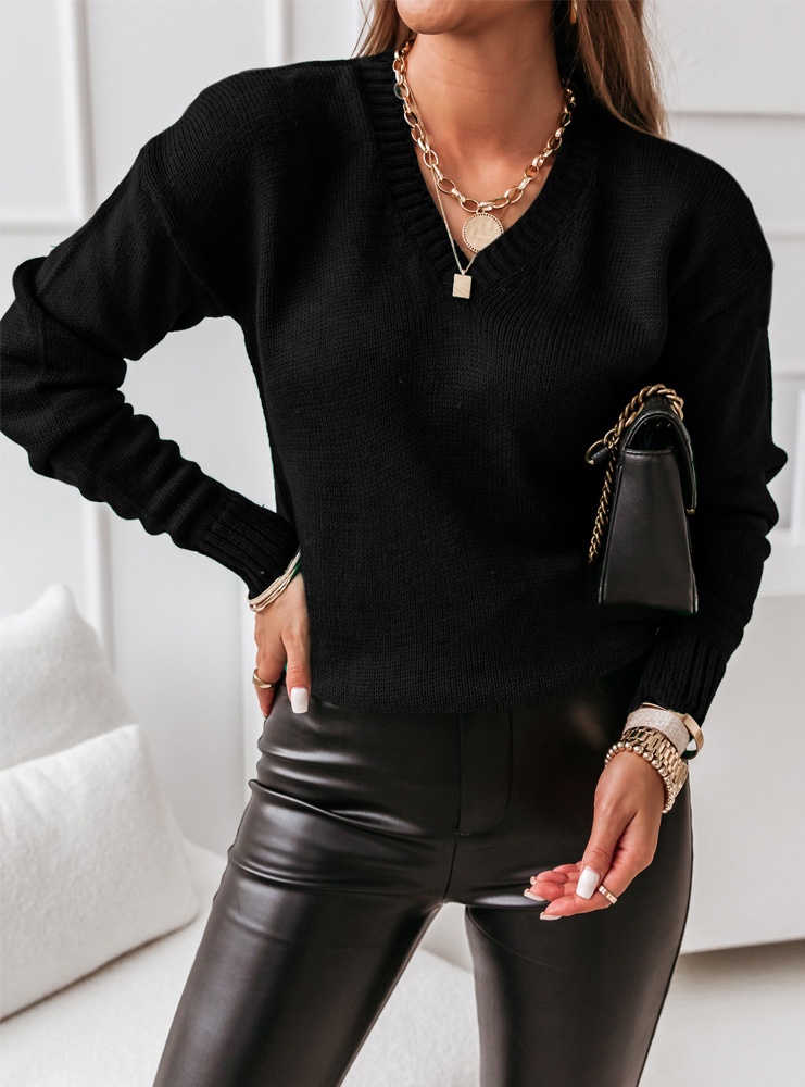 Czarny sweter z dekoltem Korrena
