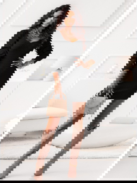 Czarna prążkowana sukienka... 2