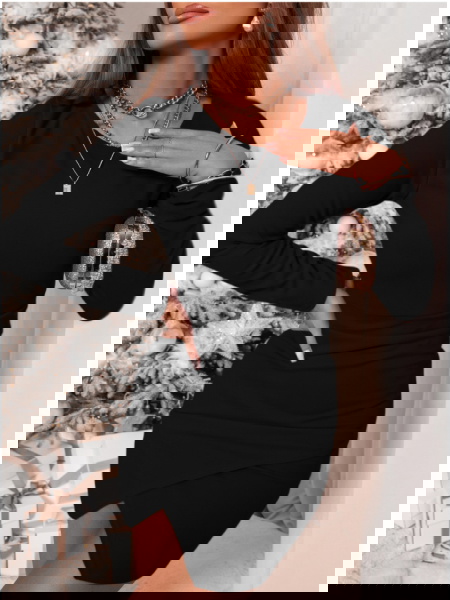 Czarna dopasowana sukienka... 2