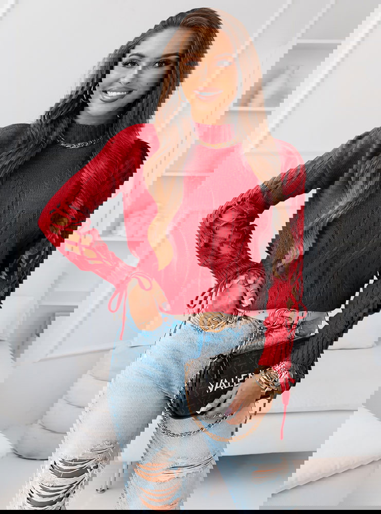 Malinowy sweter z ozdobnym splotem i...