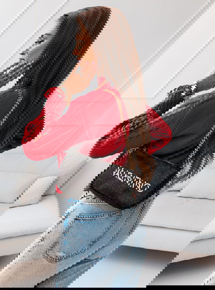 Malinowy sweter z ozdobnym splotem i...