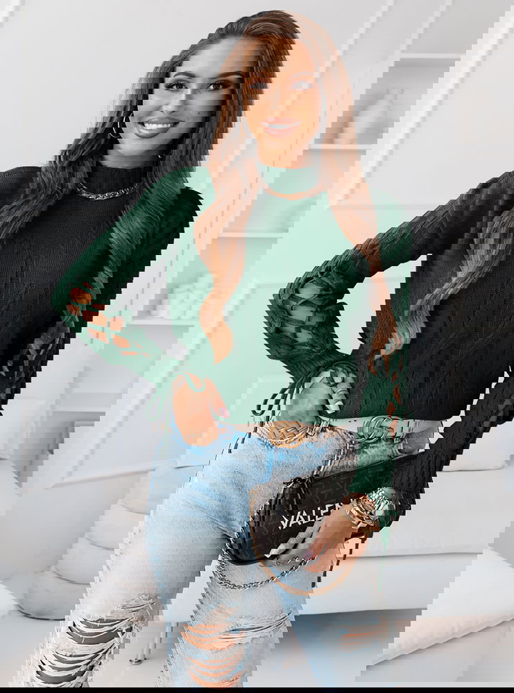 Sweter z ozdobnym splotem i...