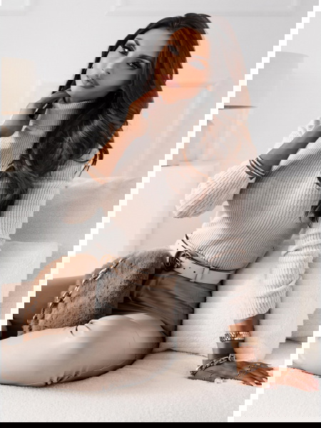 Beżowy sweter prążkowany z... 2