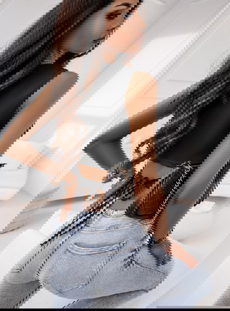 Czarna bluzka wiązana na plecach Charla