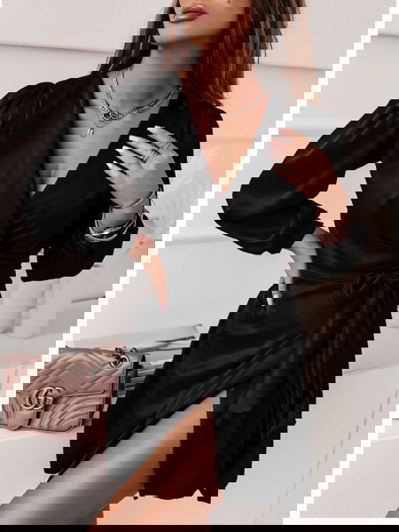 Czarna satynowa sukienka... 2