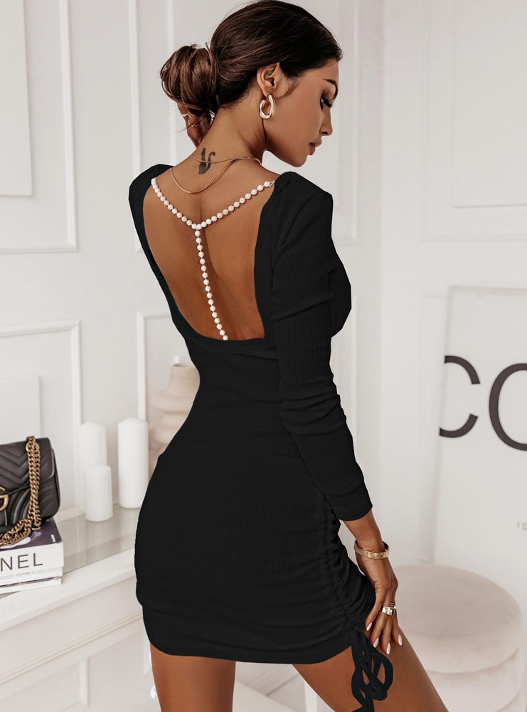 Czarna prążkowana sukienka z ozdobnymi perełkami na plecach Aiilaa