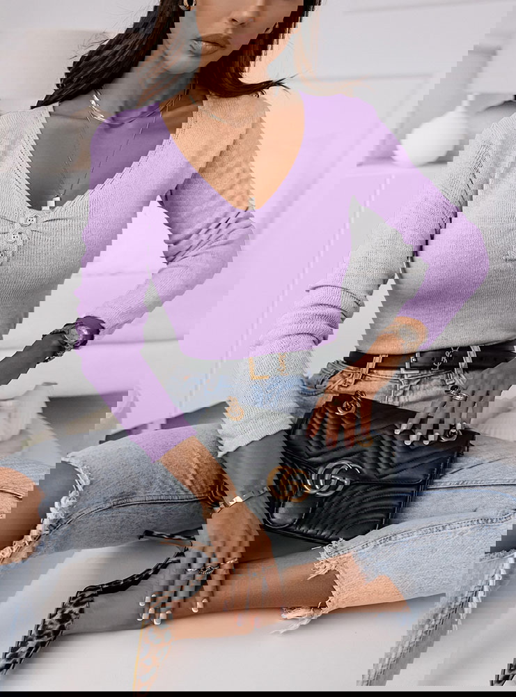 Liliowy sweter z dekoltem w serek i...