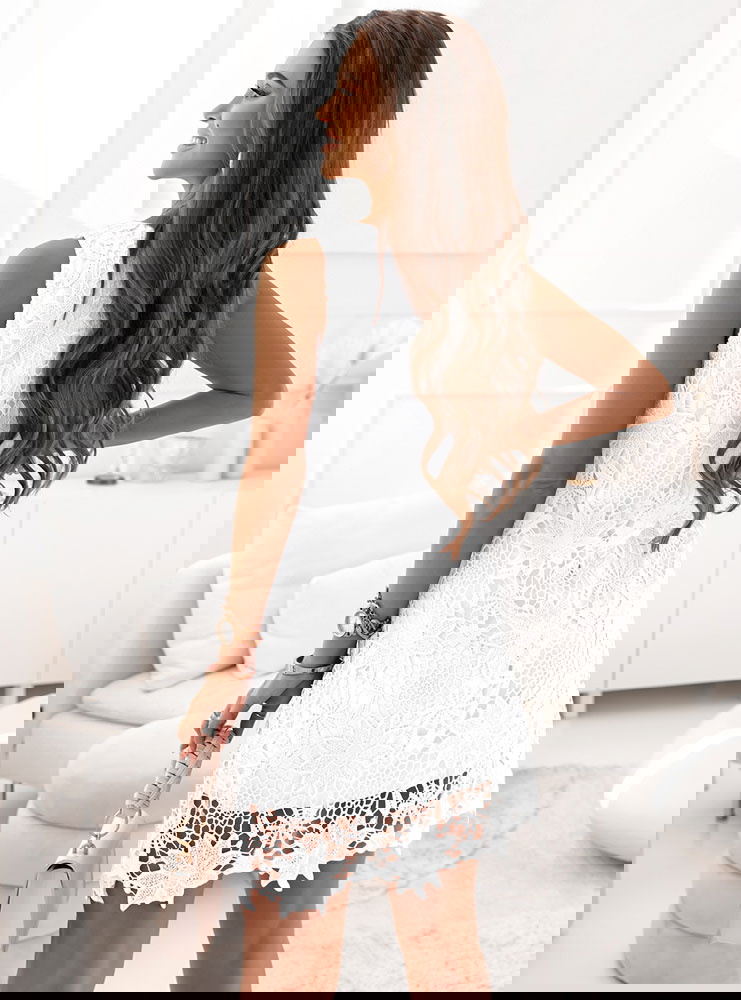 Biała koronkowa sukienka Selloopa