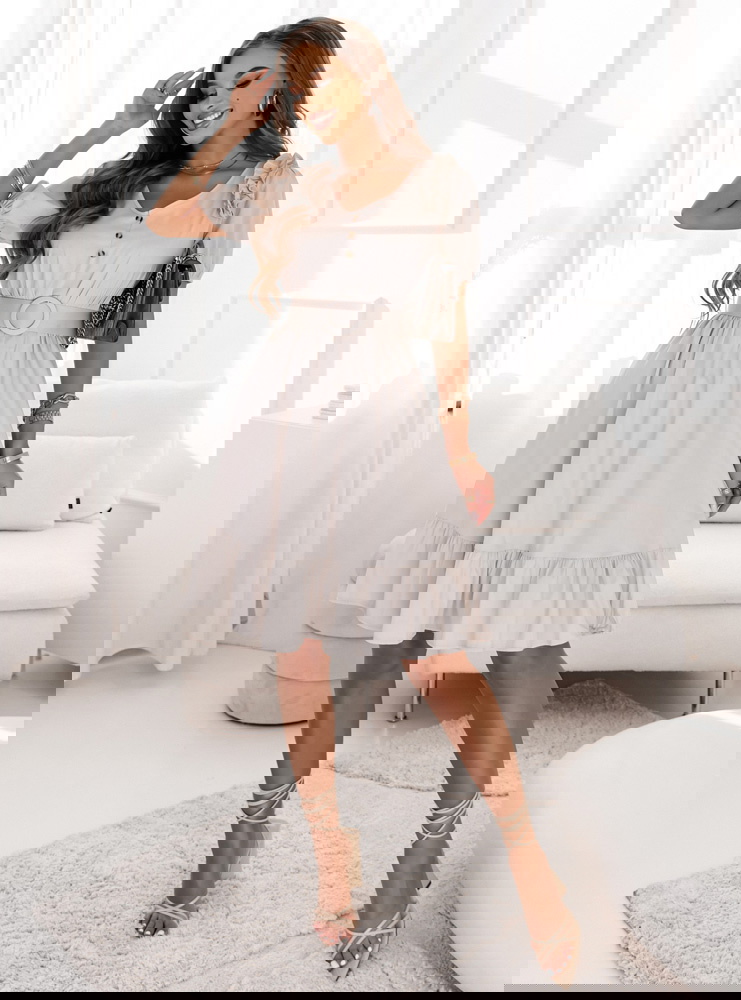 Beżowa sukienka z ozdobnymi guzikami...