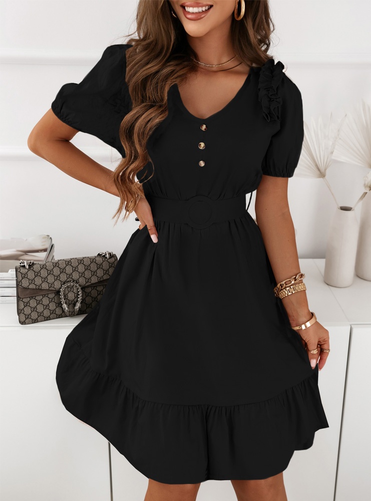 Czarna sukienka z ozdobnymi guzikami...