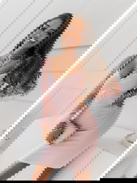 Pudrowa dopasowana sukienka... 2