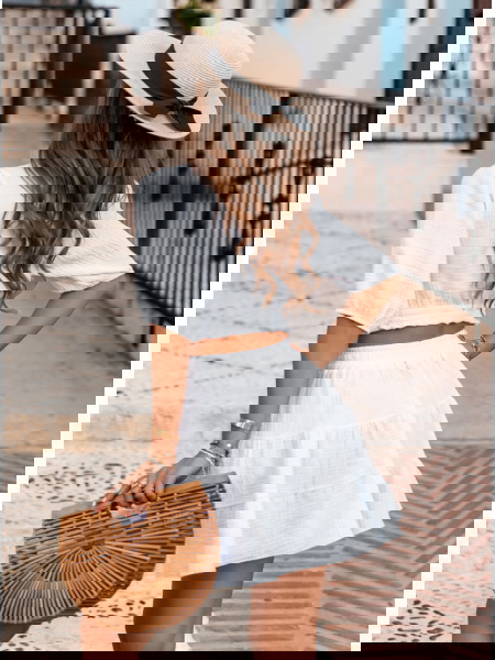 Biała rozkloszowana... 2