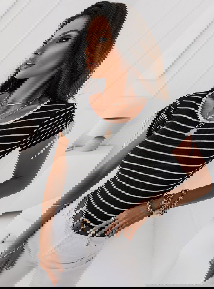 Czarna prążkowana bluzka w paski...