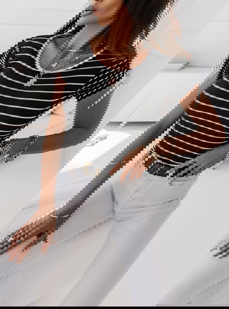 Czarna prążkowana bluzka w paski...