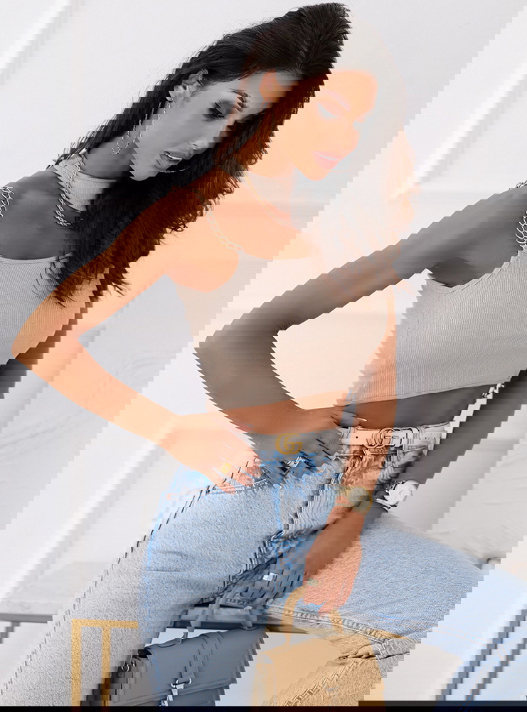 Beżowa prążkowana bluzka z ozdobnym...