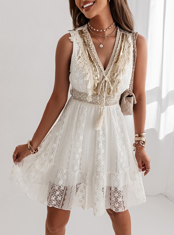 Biała ażurowa sukienka z ozdobnym...