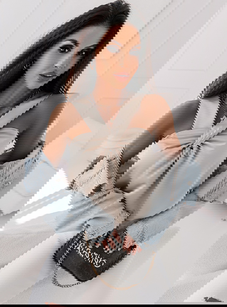 Beżowa satynowa bluzka na ramiączkach...