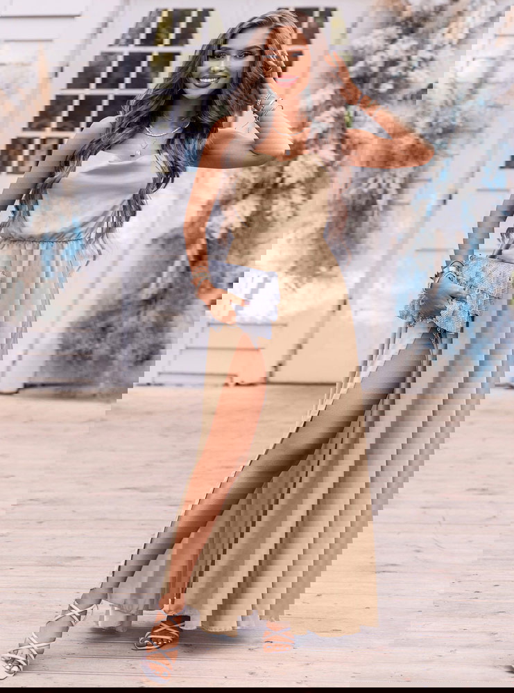 Beżowa satynowa sukienka z rozcięciem...