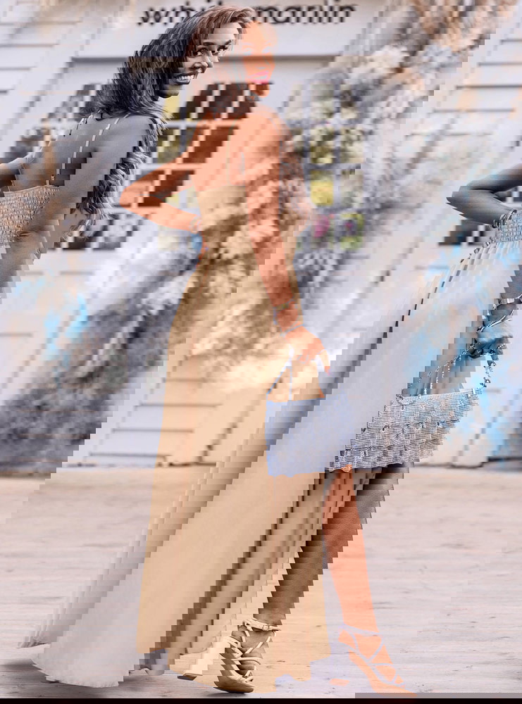 Beżowa satynowa sukienka z rozcięciem...