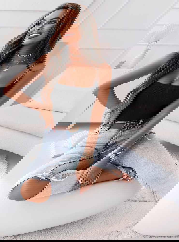 Czarny prążkowany top z ozdobnymi...