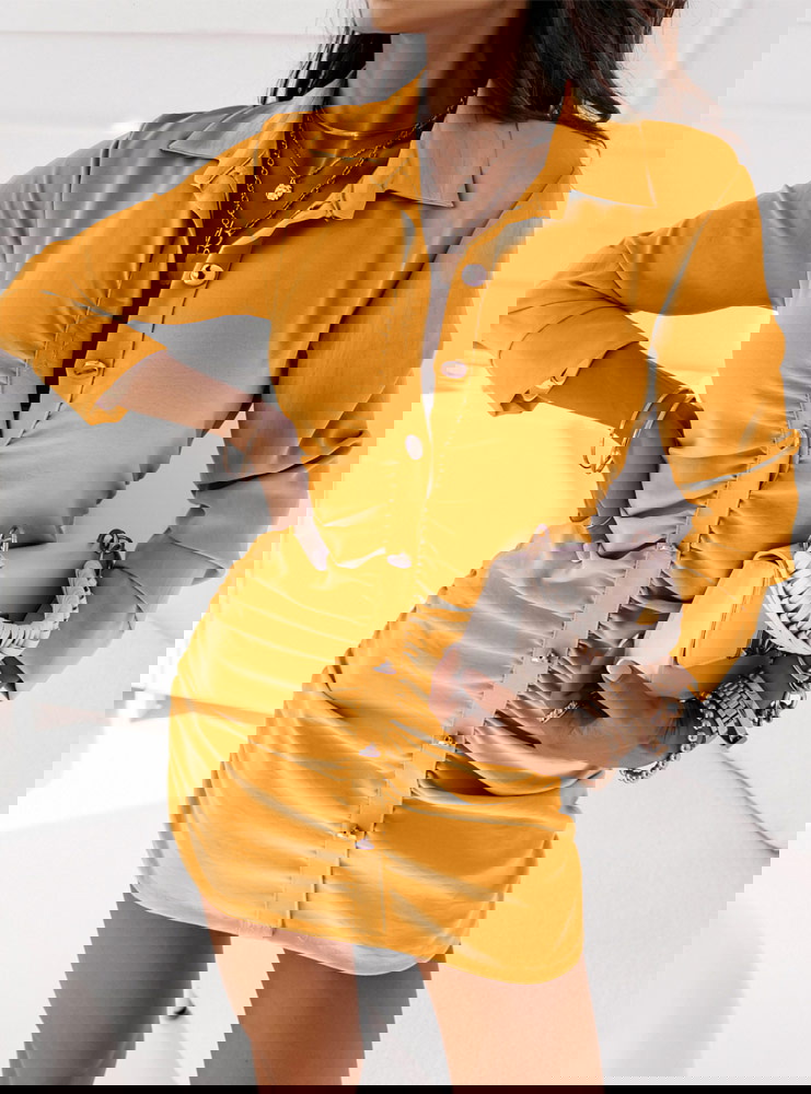 Miodowa sukienka zapinana na guziki...