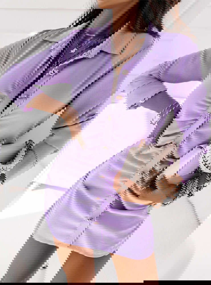 Liliowa sukienka zapinana na guziki...