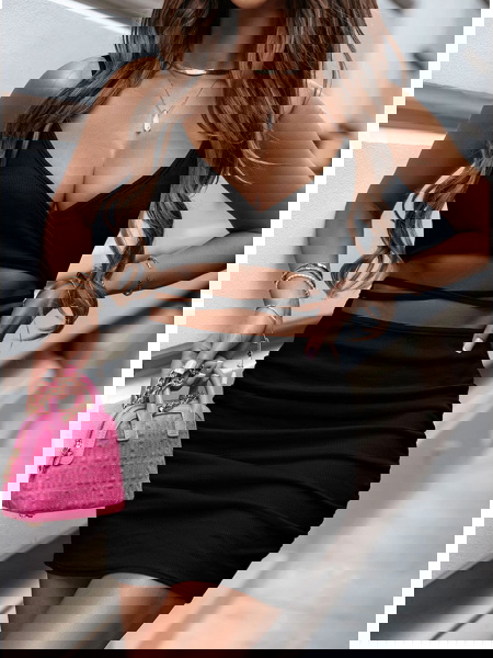 Czarna sukienka prążkowana... 2