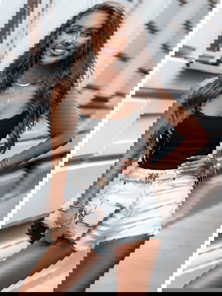 Czarna prążkowana bluzka na... 2