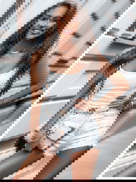 Biała prążkowana bluzka na... 2