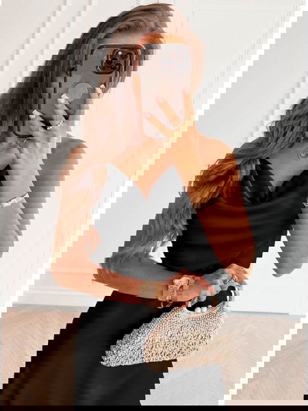 Czarna satynowa sukienka... 2