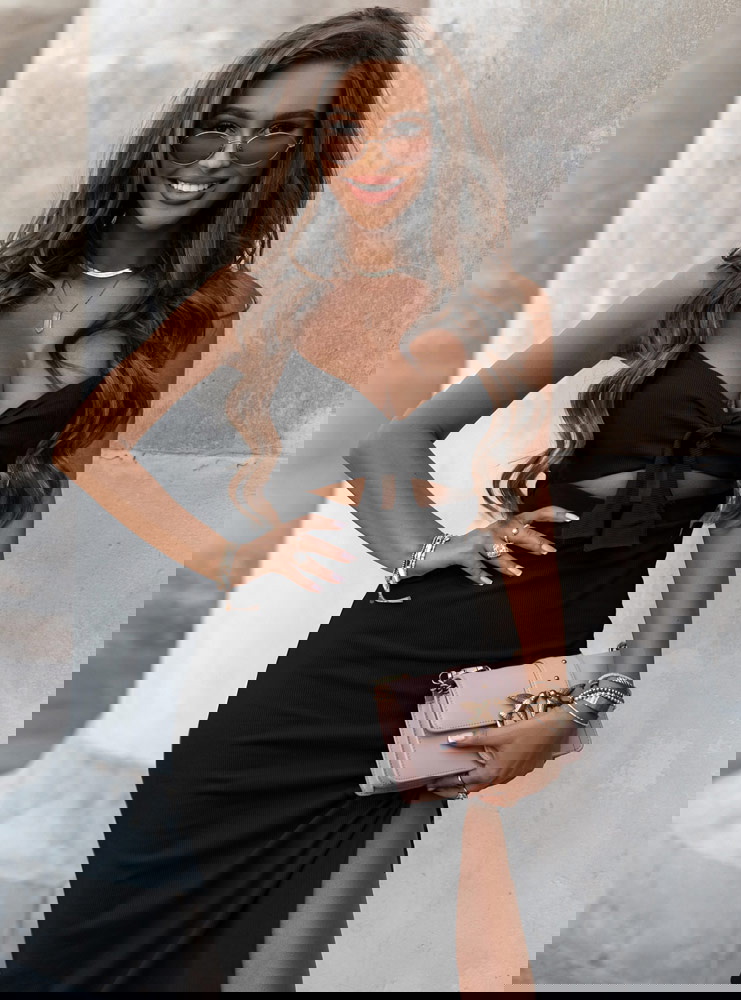 Czarna prążkowana sukienka z...