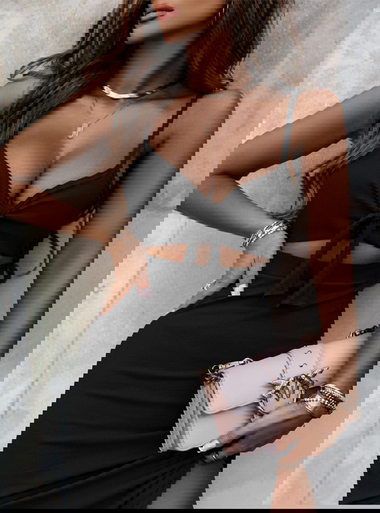 Czarna prążkowana sukienka z...