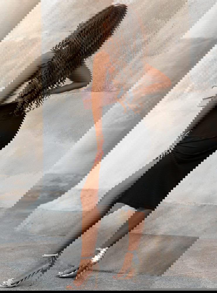 Czarna prążkowana sukienka z...