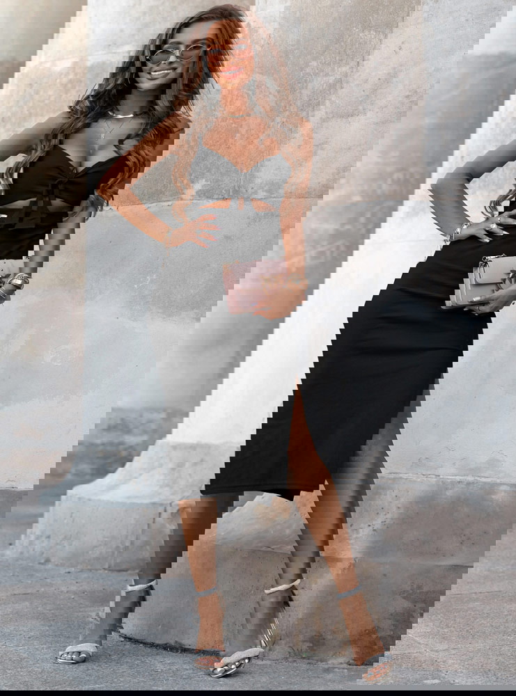 Czarna prążkowana sukienka z...