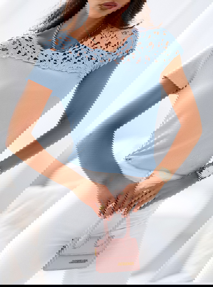 Błękitna bluzka z gipiurą Sentaya