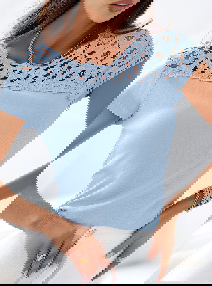 Błękitna bluzka z gipiurą Sentaya