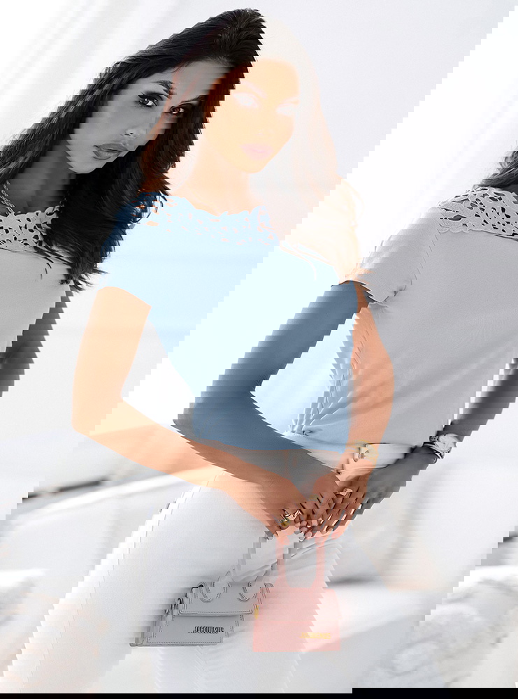 Błękitna bluzka z gipiurą Sentaya