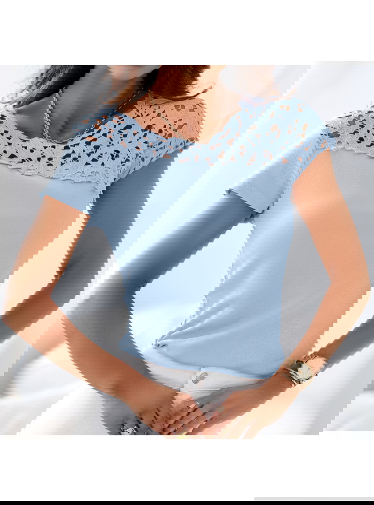 Błękitna bluzka z gipiurą Sentaya