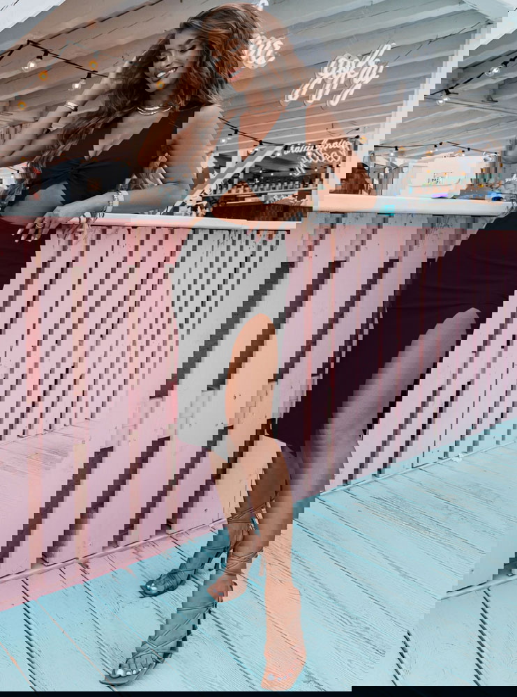 Czarna sukienka z wycięciem Stellaa