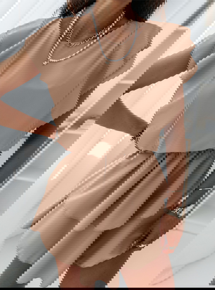 Ciemnobeżowa sukienka z falbankami...