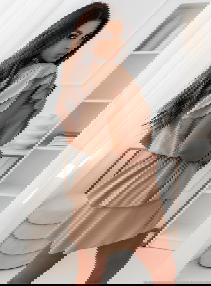 Ciemnobeżowa sukienka z falbankami...