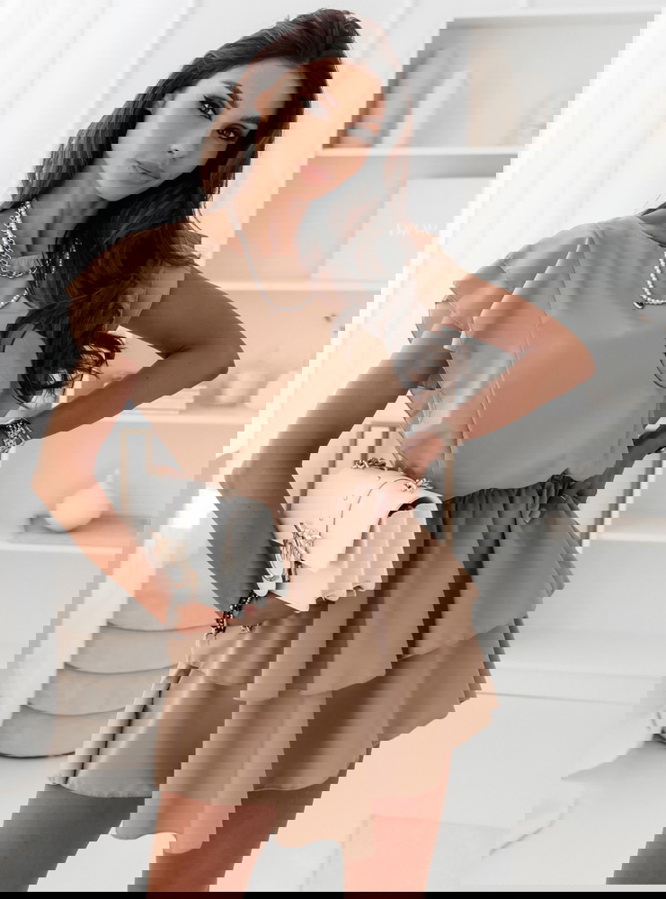 Ciemnobeżowa sukienka z falbankami...