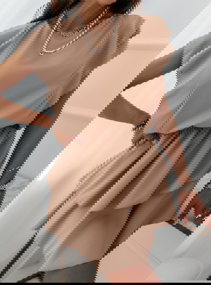 Ciemnobeżowa sukienka z falbankami...