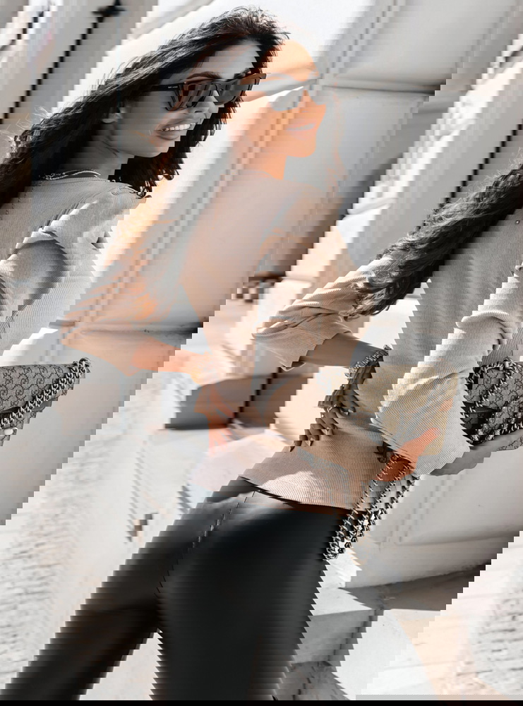 Beżowa prążkowana bluzka z dekoltem w...