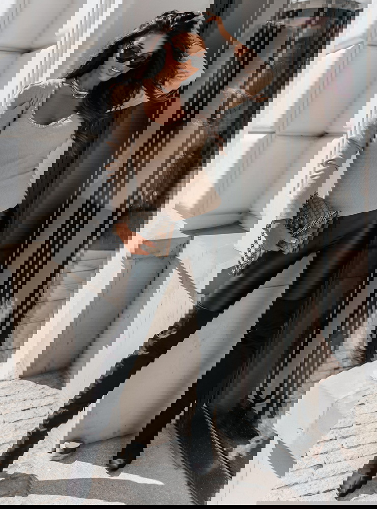 Beżowa prążkowana bluzka z dekoltem w...